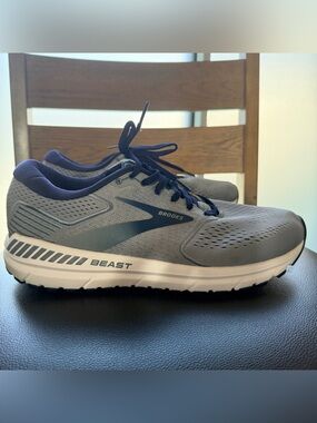 Brooks Beast 20 men's running shoes in gray size 11.5